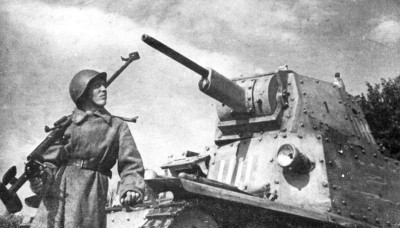 1942г, район Сталинград гвардеец-бронебойщик П. Макаренко с ПТРД-41 около подбитого итальянского легкого танка L6-40.jpg
